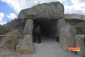entrada dolmen menga