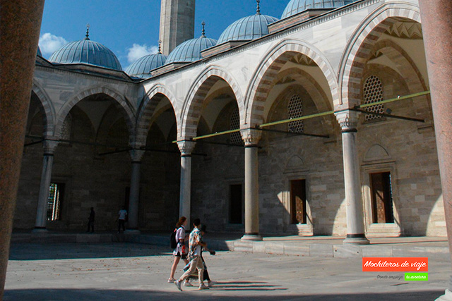 patio mezquita de suleimán en estambul