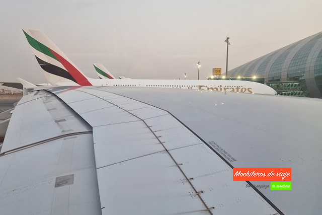 vuelo de emirates en el aeropuerto de dubái